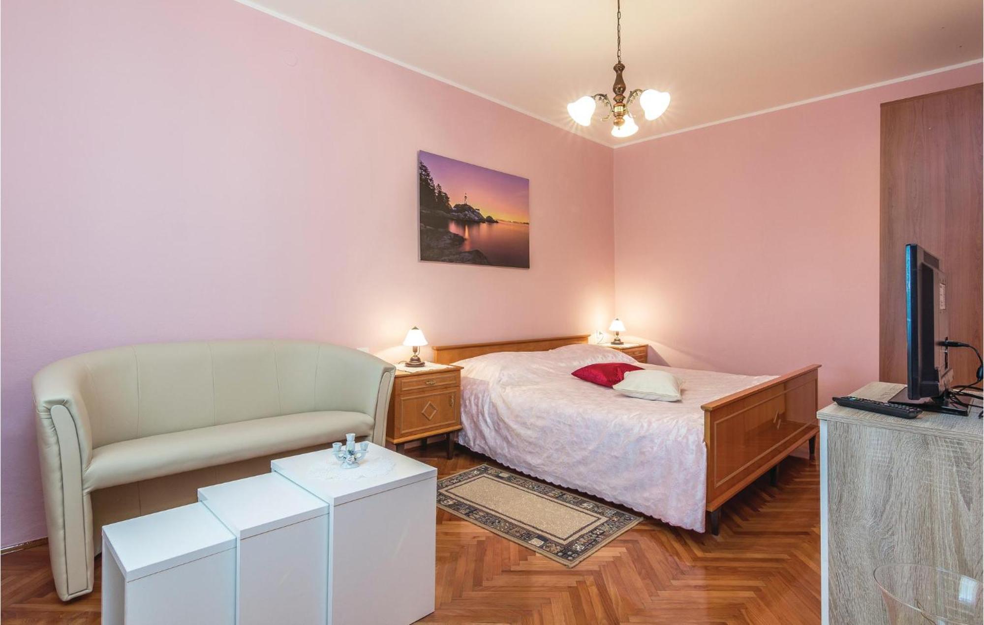 Cozy Apartment In Pican With Kitchen Ngoại thất bức ảnh