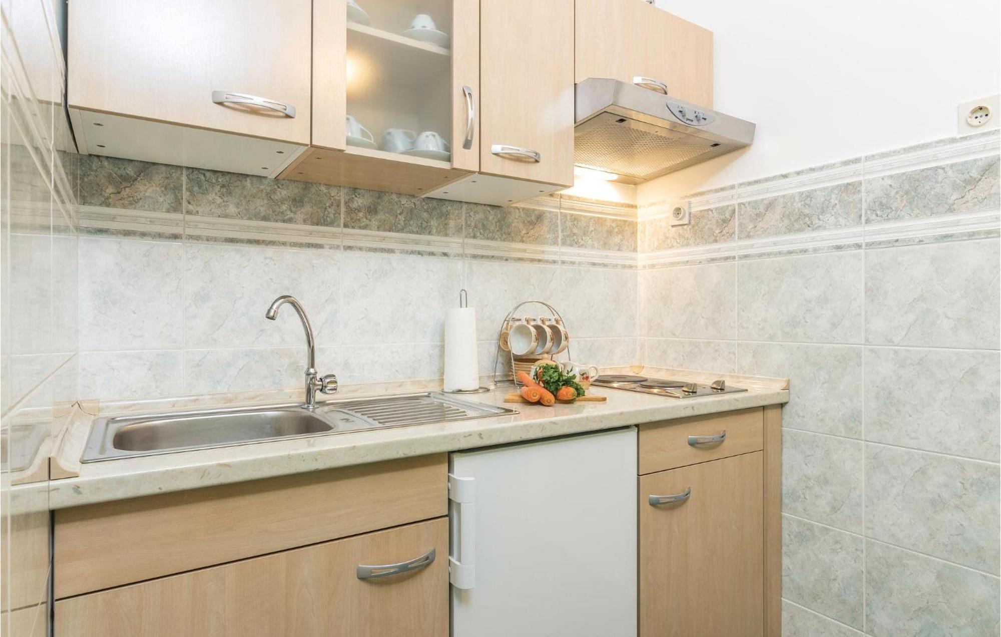 Cozy Apartment In Pican With Kitchen Ngoại thất bức ảnh