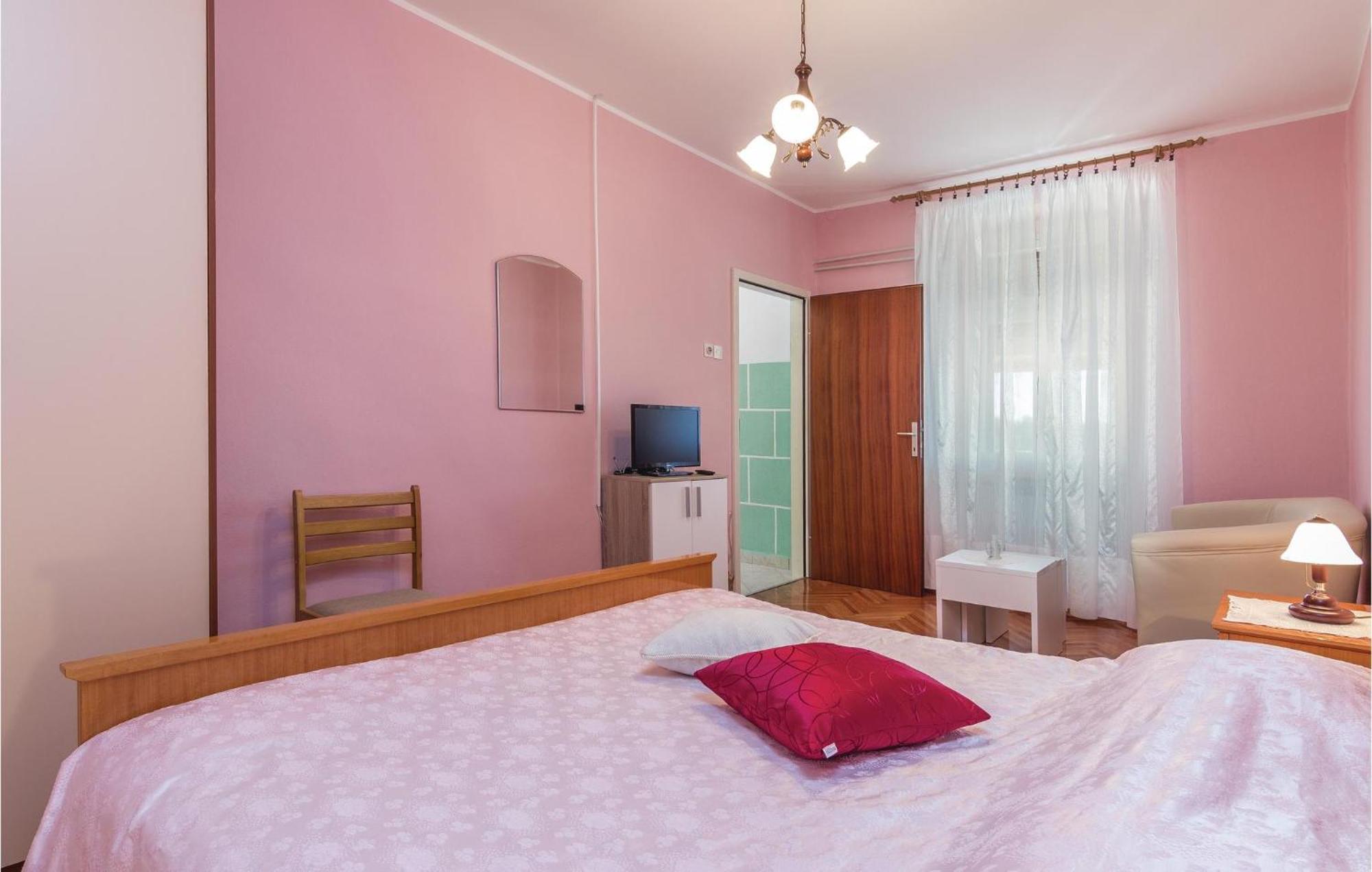 Cozy Apartment In Pican With Kitchen Ngoại thất bức ảnh