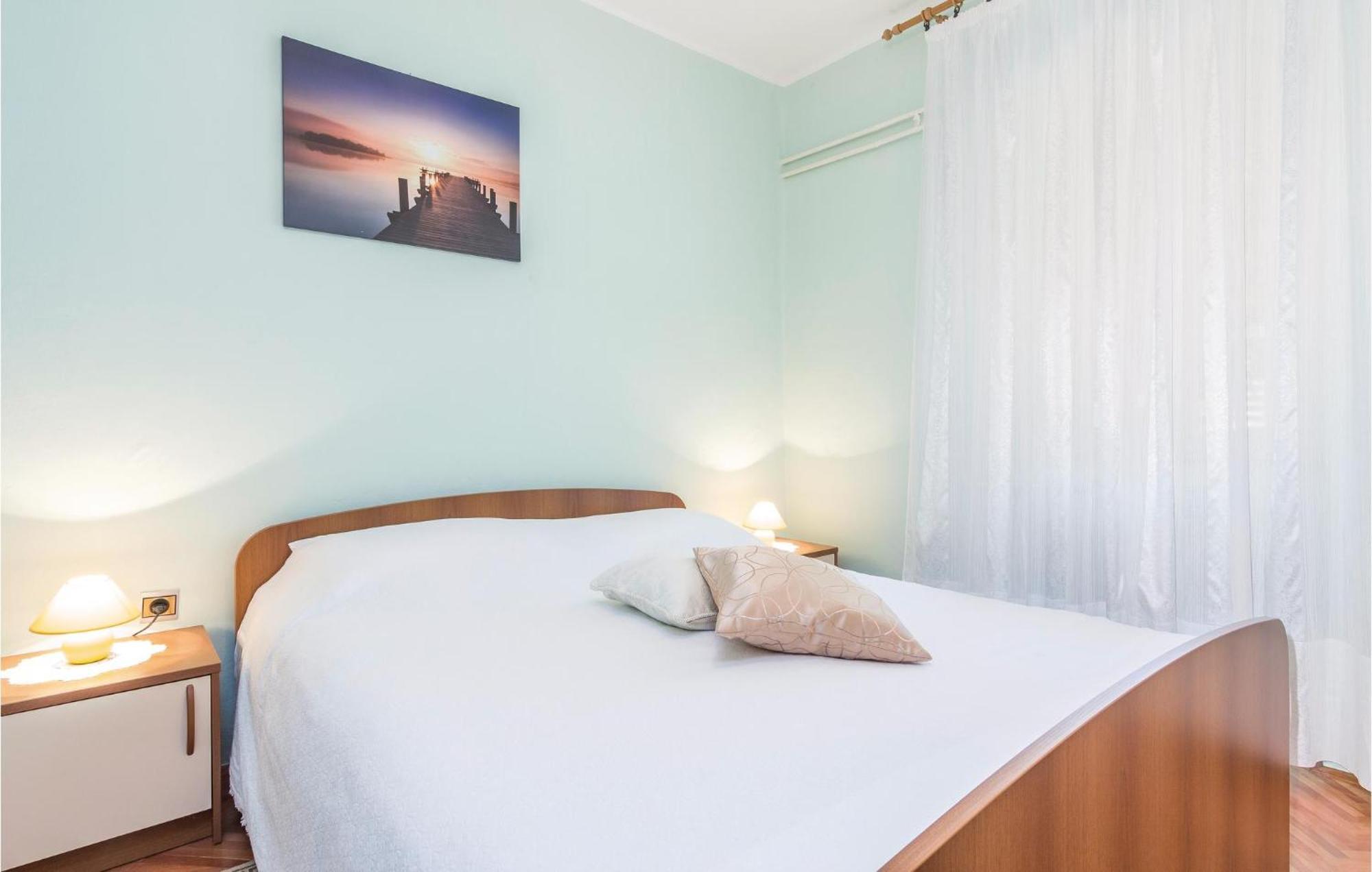 Cozy Apartment In Pican With Kitchen Ngoại thất bức ảnh